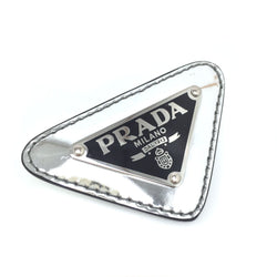 プラダ ブローチ ロゴ ブラッシュドレザー GP シルバーカラー メンズ