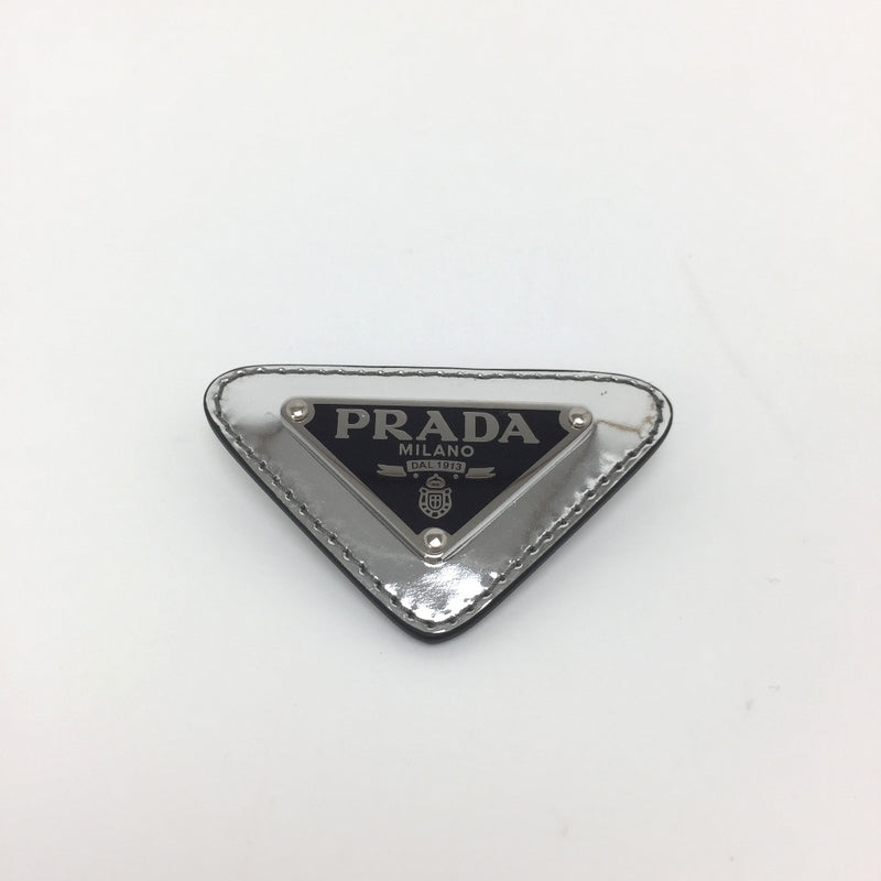 プラダ ブローチ ロゴ ブラッシュドレザー GP シルバーカラー メンズ PRADA 【中古】 K20318448